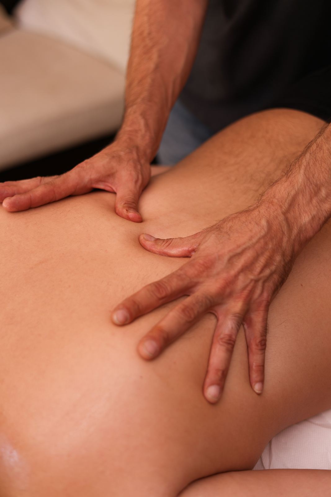Sergio massaggia la schiena per alleviare la sciatica